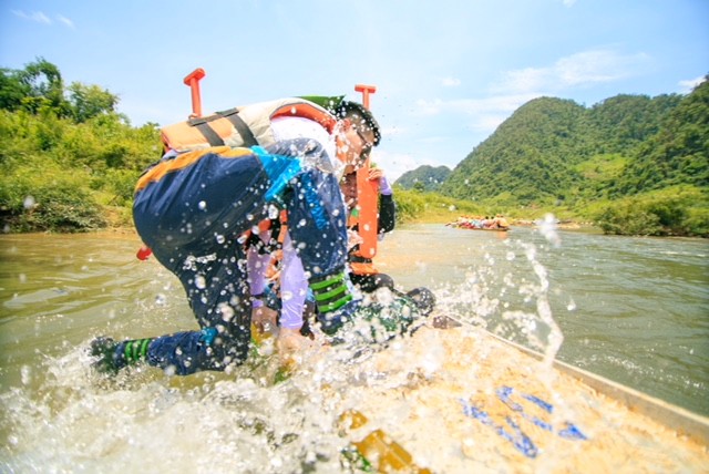 Chèo thuyền vượt sông, chạy đua xuyên hang động Tú Làn ảnh 11