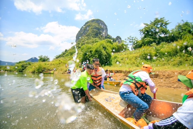 Chèo thuyền vượt sông, chạy đua xuyên hang động Tú Làn ảnh 6