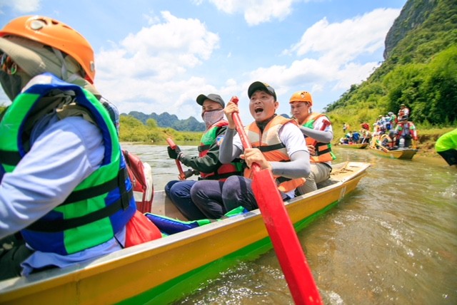 Chèo thuyền vượt sông, chạy đua xuyên hang động Tú Làn ảnh 7