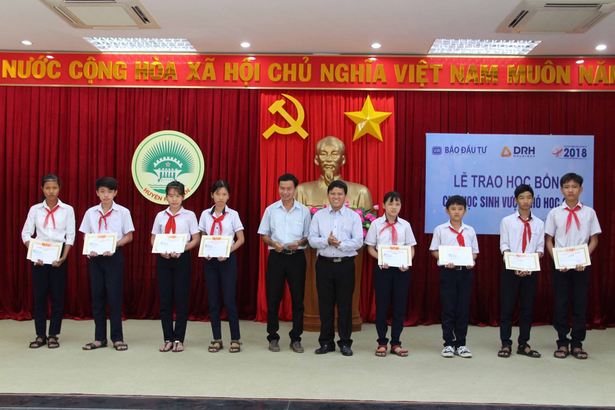 Báo Đầu tư và DRH Holdings trao học bổng tại Bình Thuận ảnh 3