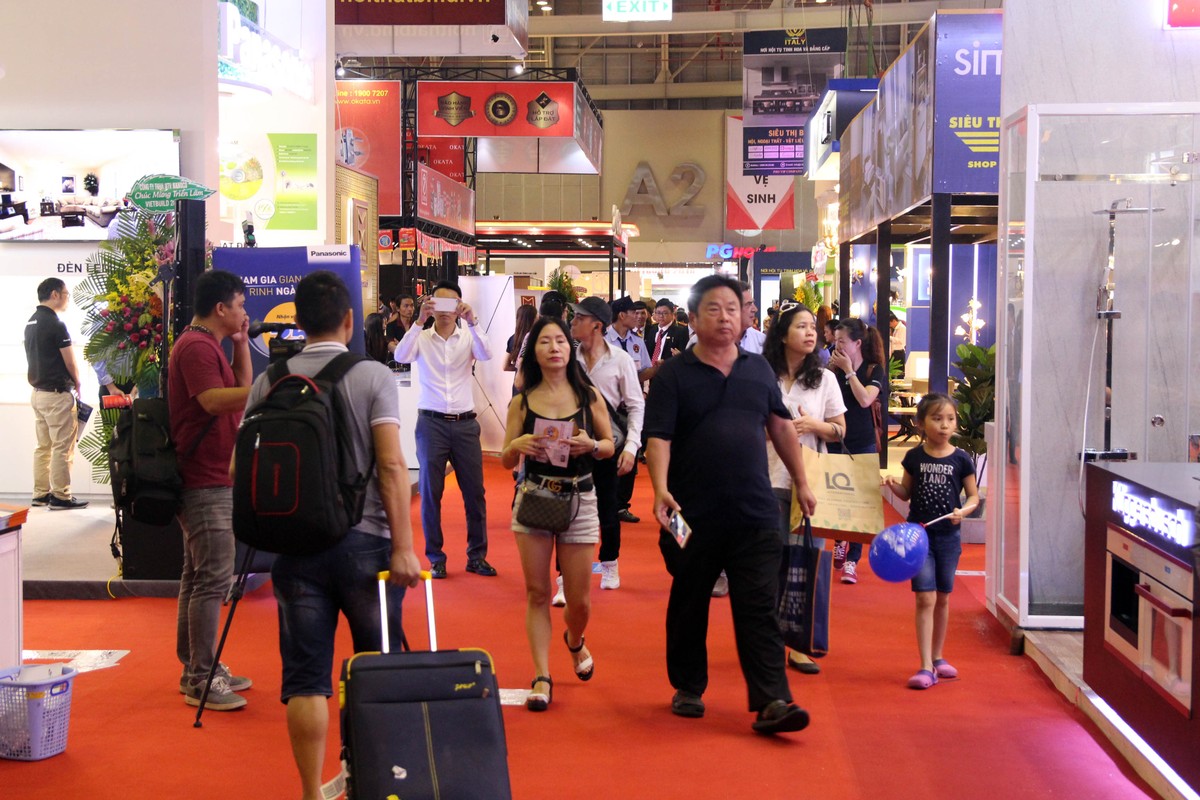 Vietbuild 2018 lần 2 tại TP.HCM: Hút khách ngay ngày đầu khai mạc ảnh 1
