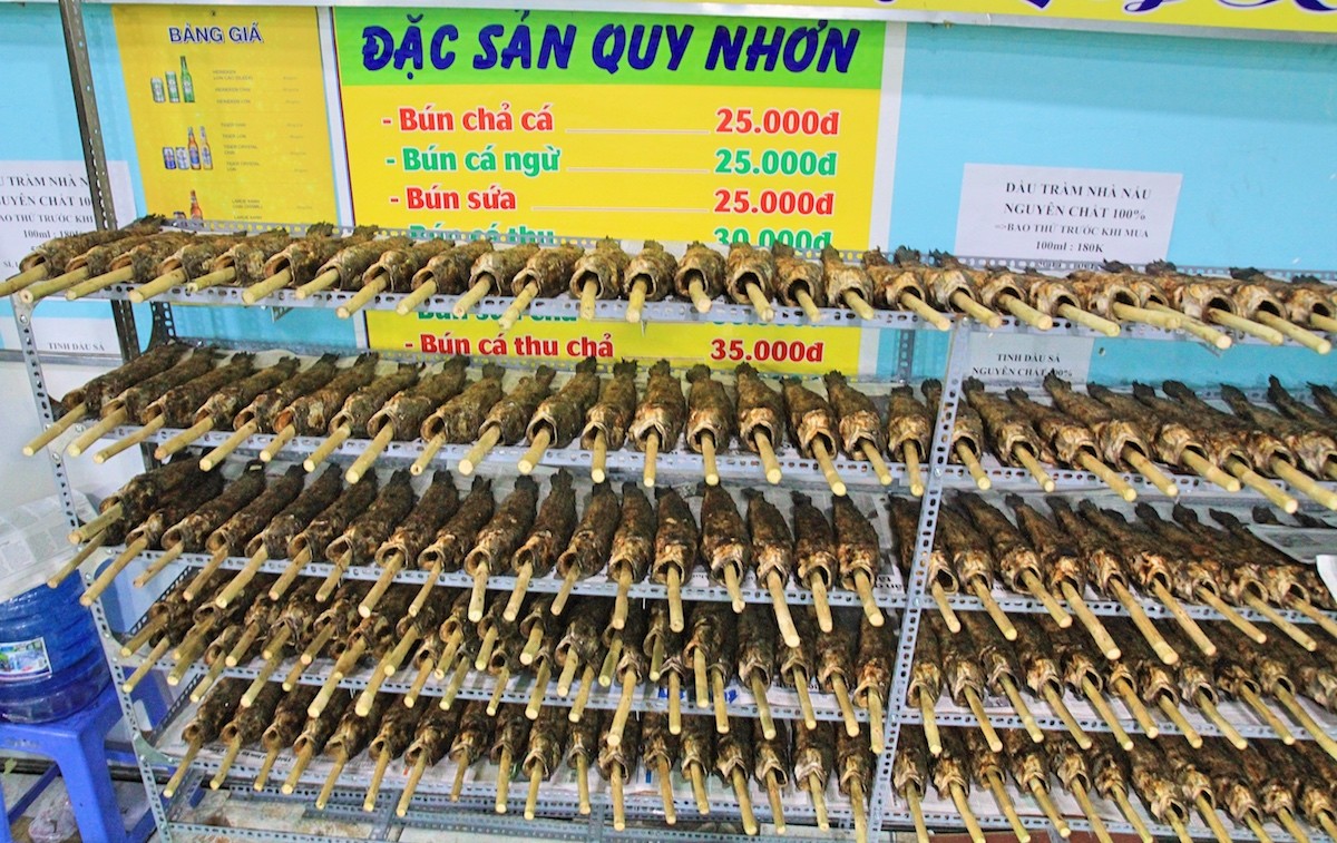 Đỏ lửa thâu đêm nướng hàng nghìn cá lóc cho ngày vía Thần tài ảnh 1