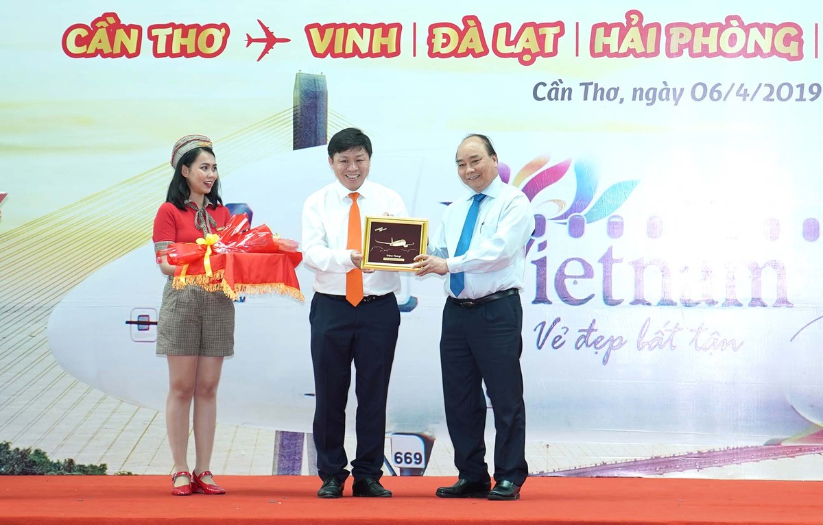 Thủ tướng Chính phủ Nguyễn Xuân Phúc chứng kiến Vietjet khai trương 05 đường bay mới đi, đến Cảng Hàng không Quốc tế Cần Thơ ảnh 2
