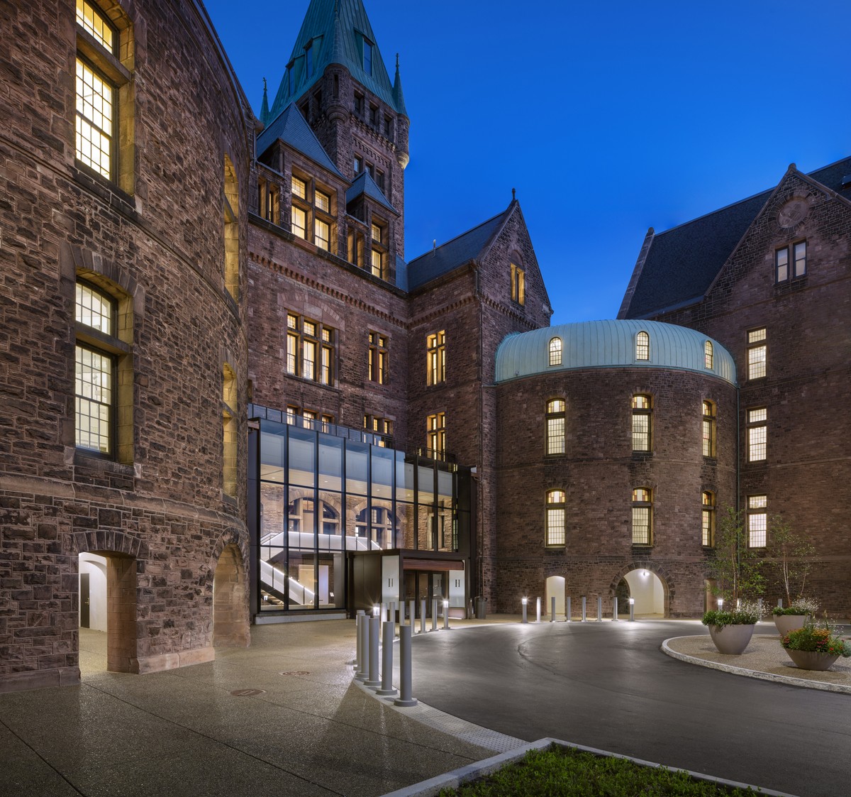 Hotel Henry: Hồi sinh lộng lẫy ảnh 1