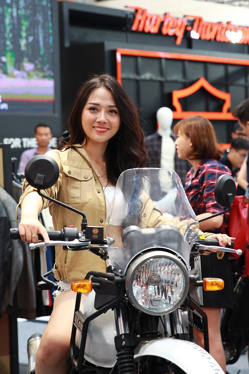 Chân dài hội tụ bên “bom tấn” Vinfast, Mitsubishi, Harley Davidson, Triumph tại Vietnam AutoExpo 2019 ảnh 10