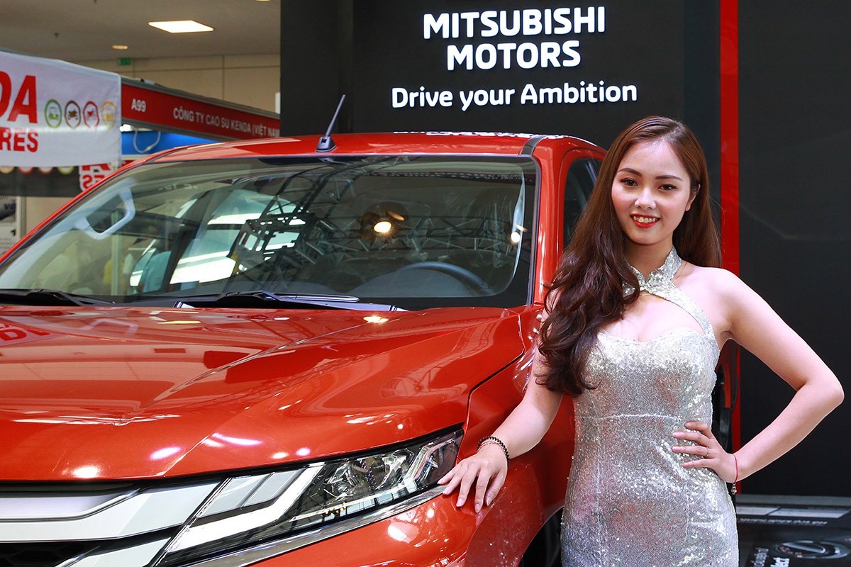 Chân dài hội tụ bên “bom tấn” Vinfast, Mitsubishi, Harley Davidson, Triumph tại Vietnam AutoExpo 2019 ảnh 12