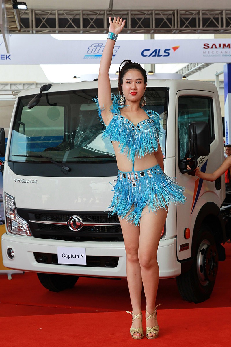 Chân dài hội tụ bên “bom tấn” Vinfast, Mitsubishi, Harley Davidson, Triumph tại Vietnam AutoExpo 2019 ảnh 18