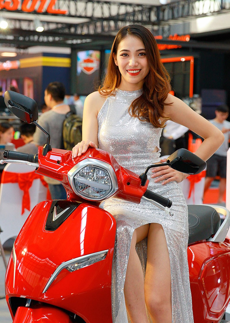 Chân dài hội tụ bên “bom tấn” Vinfast, Mitsubishi, Harley Davidson, Triumph tại Vietnam AutoExpo 2019 ảnh 22