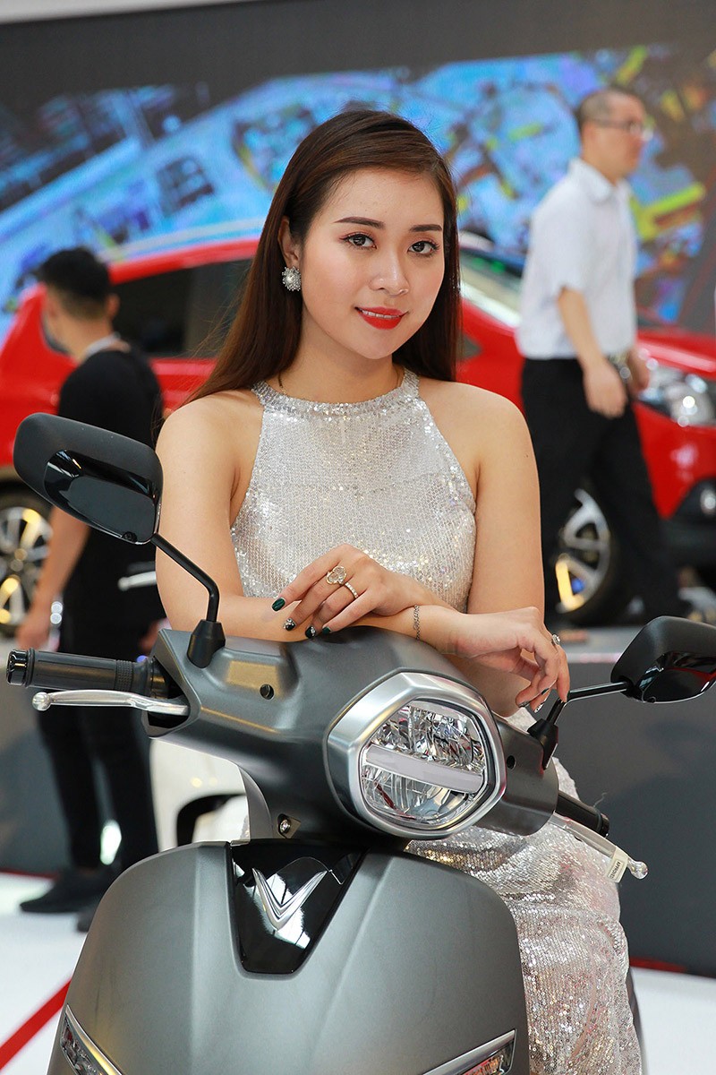 Chân dài hội tụ bên “bom tấn” Vinfast, Mitsubishi, Harley Davidson, Triumph tại Vietnam AutoExpo 2019 ảnh 27