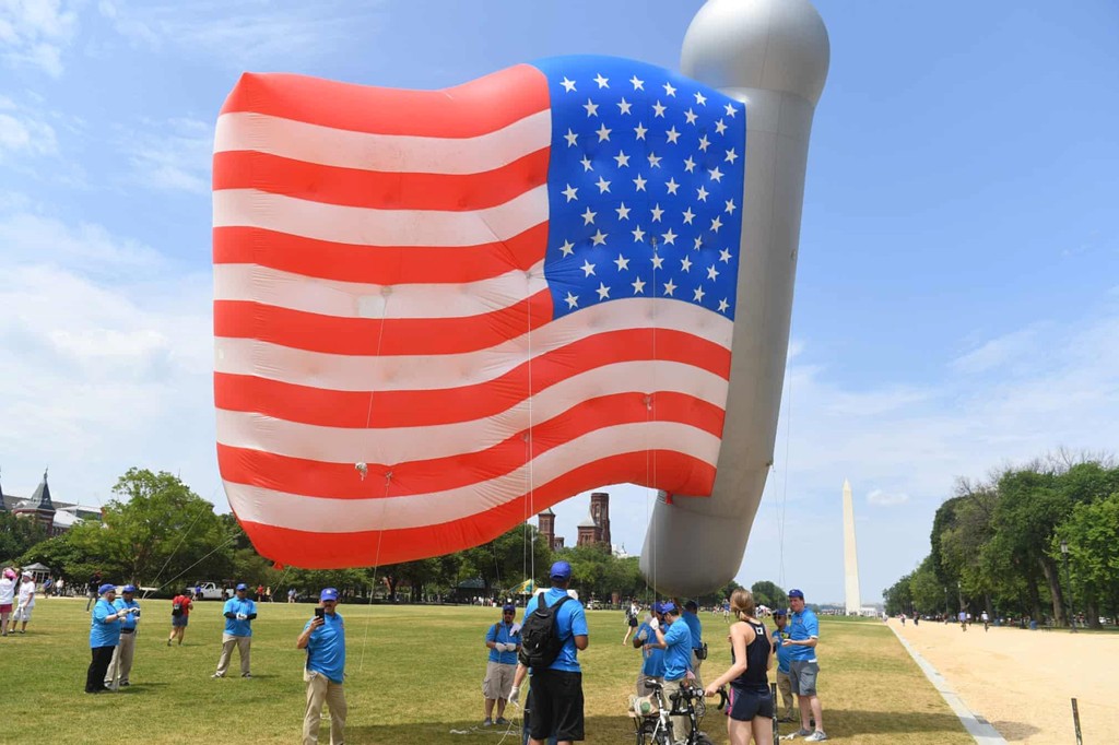 Tổng thống Trump tuyên bố trong mưa: Mỹ sẽ cắm cờ trên sao Hoả ảnh 11