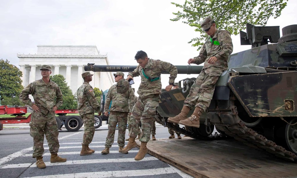 Tổng thống Trump tuyên bố trong mưa: Mỹ sẽ cắm cờ trên sao Hoả ảnh 13