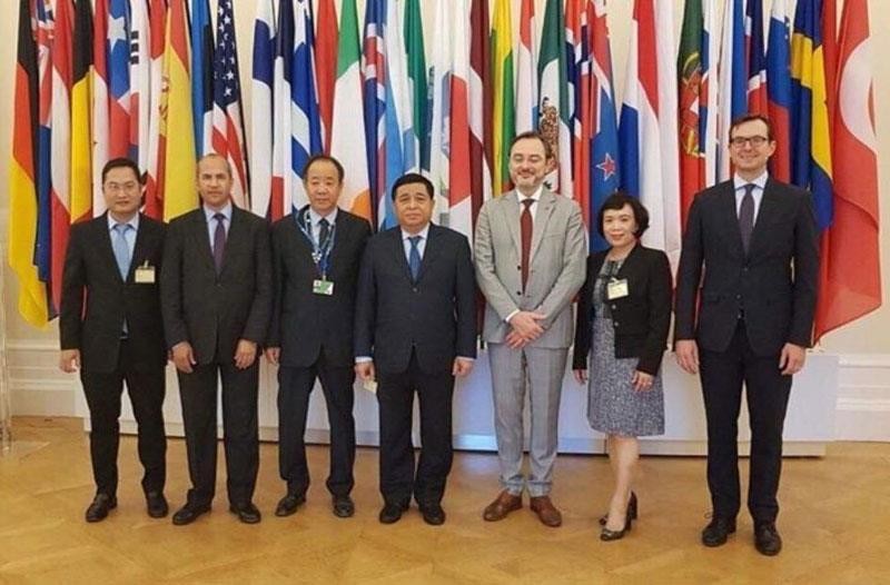 Khảo sát, học tập kinh nghiệm quốc tế để xây dựng chiến lược phát triển kinh tế ảnh 1