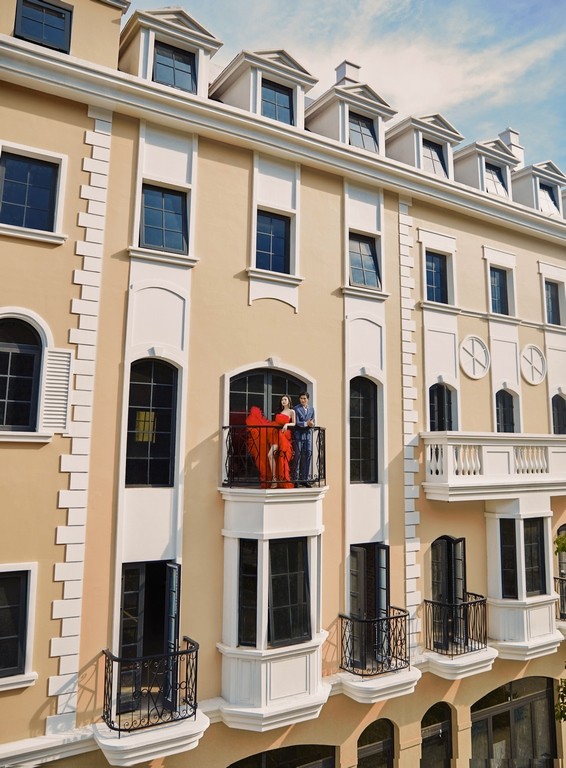 Á hậu Tú Anh tô điểm thêm vẻ lộng lẫy của Shophouse Europe ảnh 3