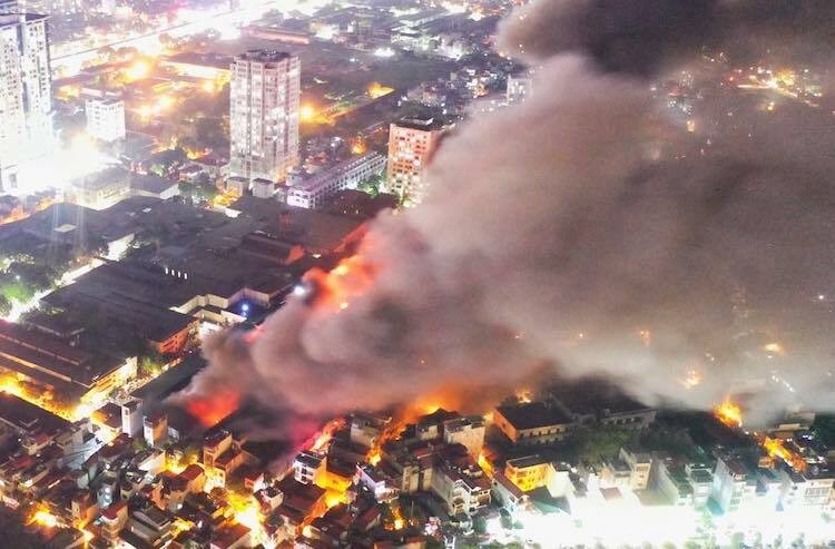 Kho bóng đèn Rạng Đông cháy hơn 5 tiếng ảnh 1