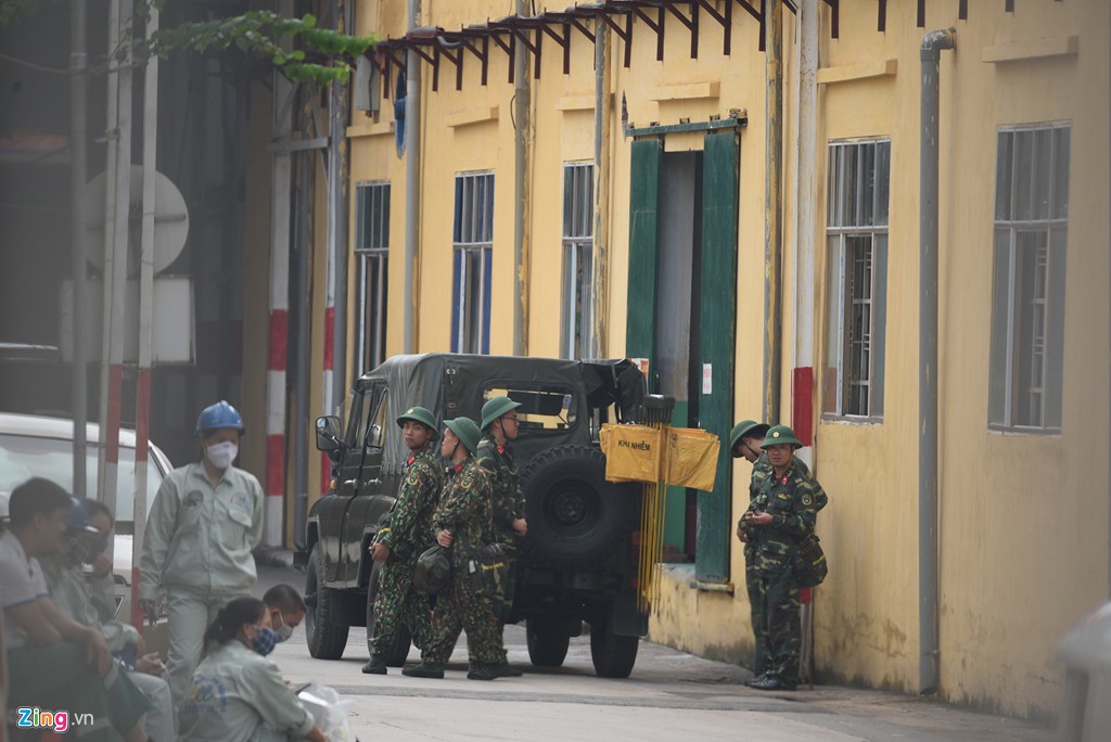 Dàn xe quân đội đến Rạng Đông tẩy độc ảnh 13