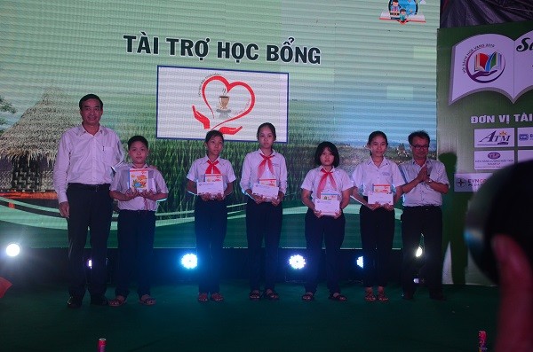 Báo Đầu tư trao học bổng tại huyện Hòa Vang (Đà Nẵng) ảnh 1