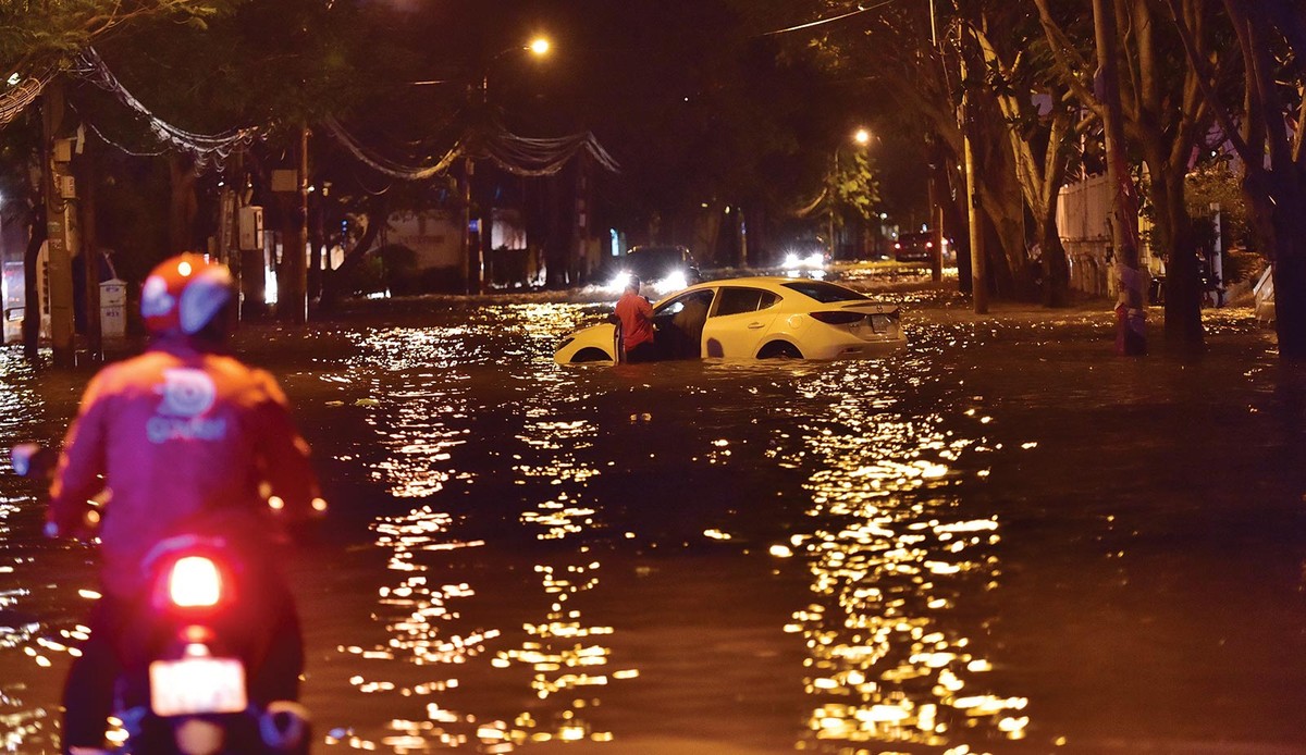 TP.HCM: Phố nhà giàu cũng “khóc vì ngập“ ảnh 1