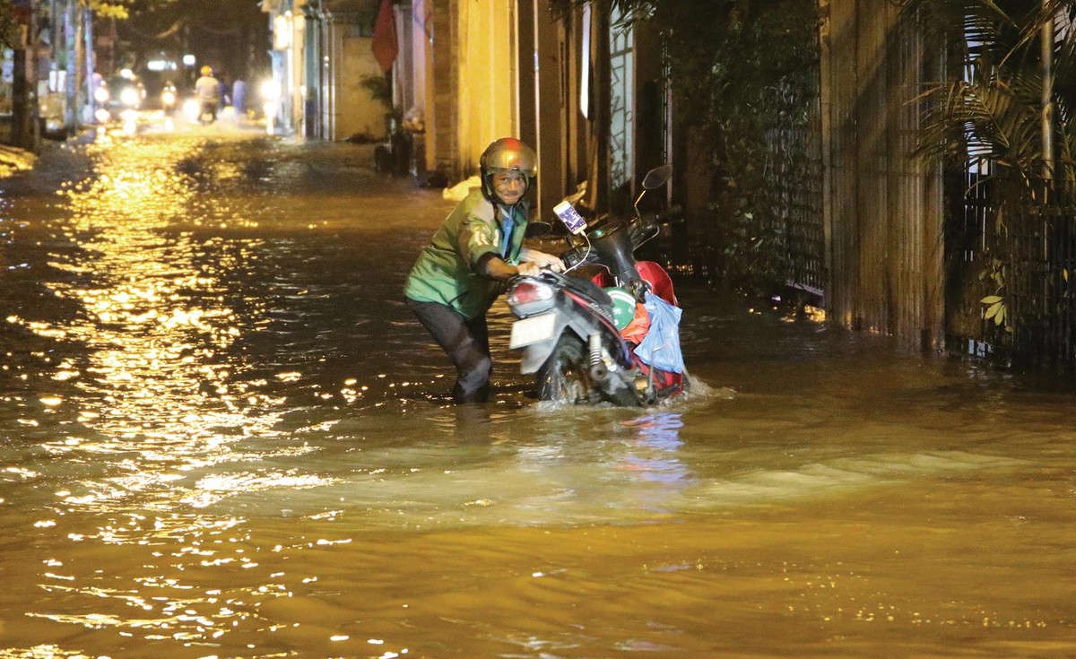TP.HCM: Phố nhà giàu cũng “khóc vì ngập“ ảnh 2