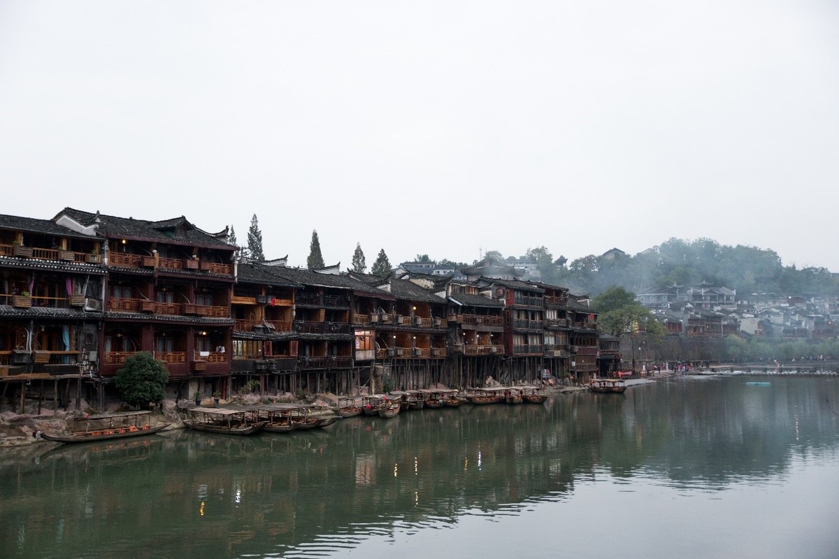 Vẻ đẹp huyền bí pha chút cổ trang của Phượng Hoàng cổ trấn ảnh 1