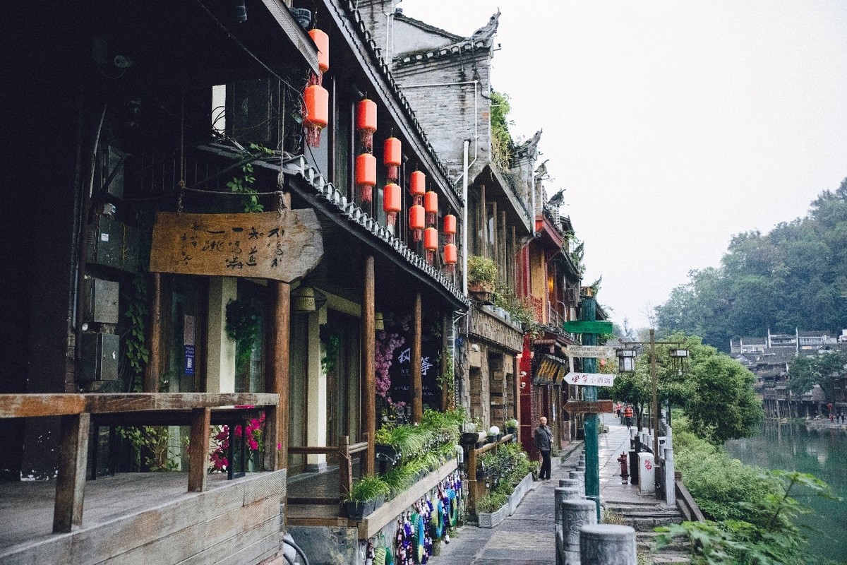 Vẻ đẹp huyền bí pha chút cổ trang của Phượng Hoàng cổ trấn ảnh 2