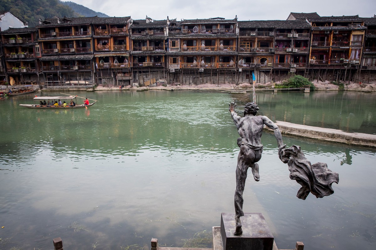 Vẻ đẹp huyền bí pha chút cổ trang của Phượng Hoàng cổ trấn ảnh 5