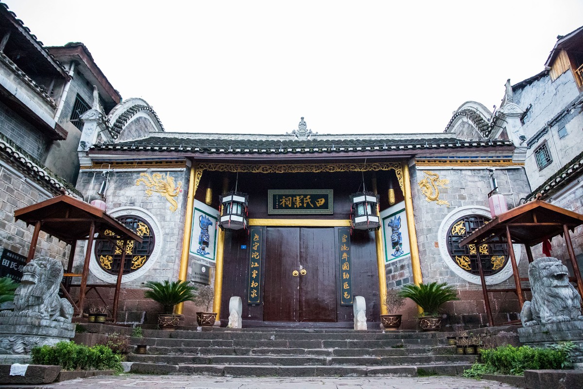 Vẻ đẹp huyền bí pha chút cổ trang của Phượng Hoàng cổ trấn ảnh 3