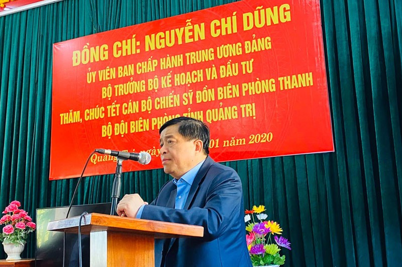Bộ trưởng Nguyễn Chí Dũng chúc Tết, tặng quà chiến sĩ, công nhân, gia đình chính sách tỉnh Quảng Trị ảnh 1