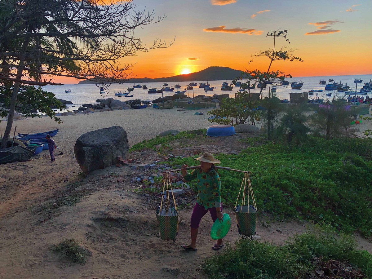 Hừng đông trên làng chài ​Phước Đồng ảnh 1