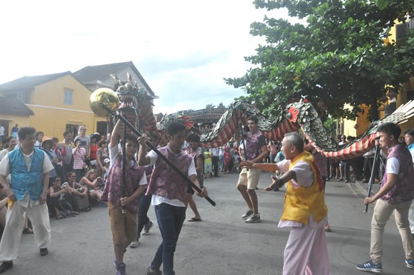 Ca sĩ Nhật Bản hát trong đêm giao thừa tại Hội An ảnh 1