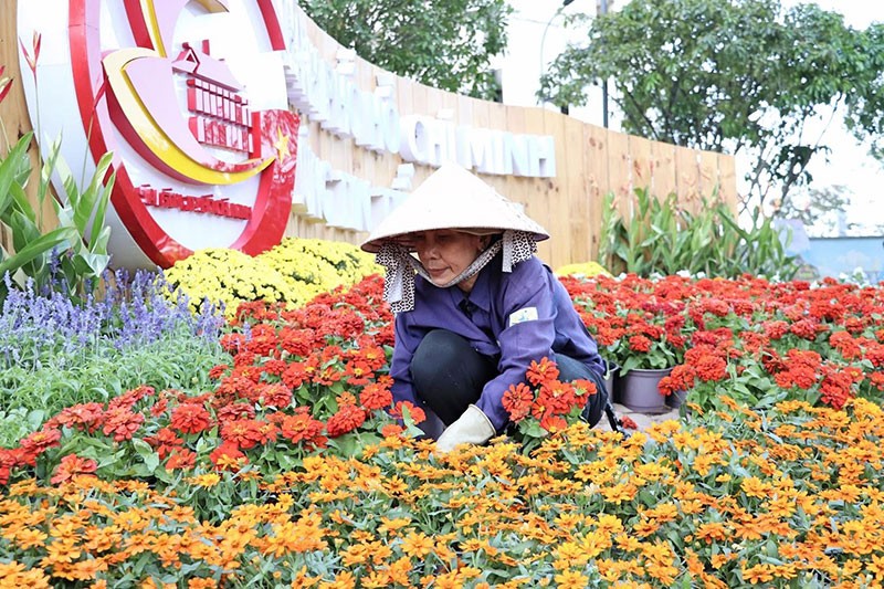 Tất bật hoàn thành đường hoa Nguyễn Huệ 2020 ảnh 1