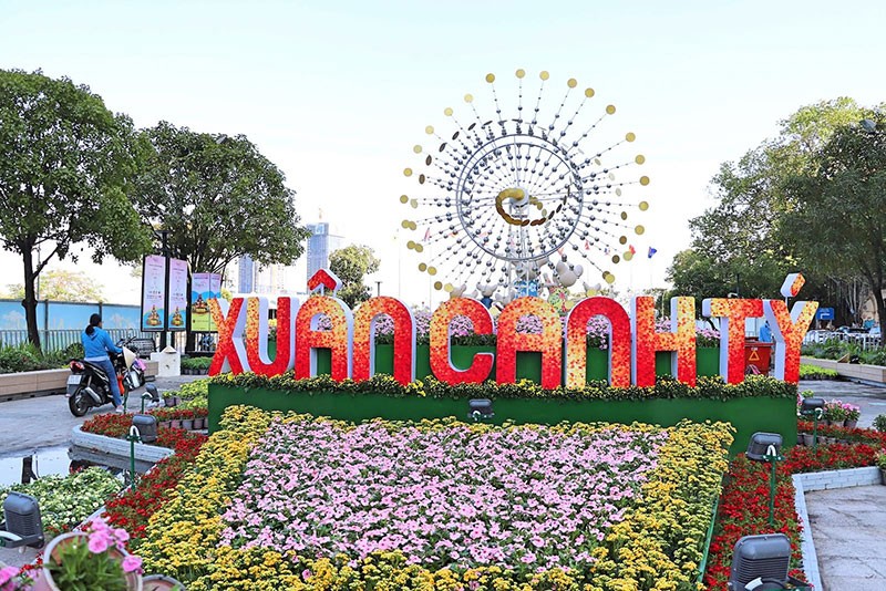 Tất bật hoàn thành đường hoa Nguyễn Huệ 2020 ảnh 3