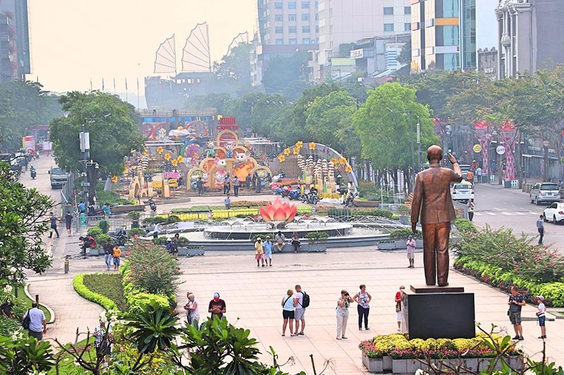 Tất bật hoàn thành đường hoa Nguyễn Huệ 2020 ảnh 4