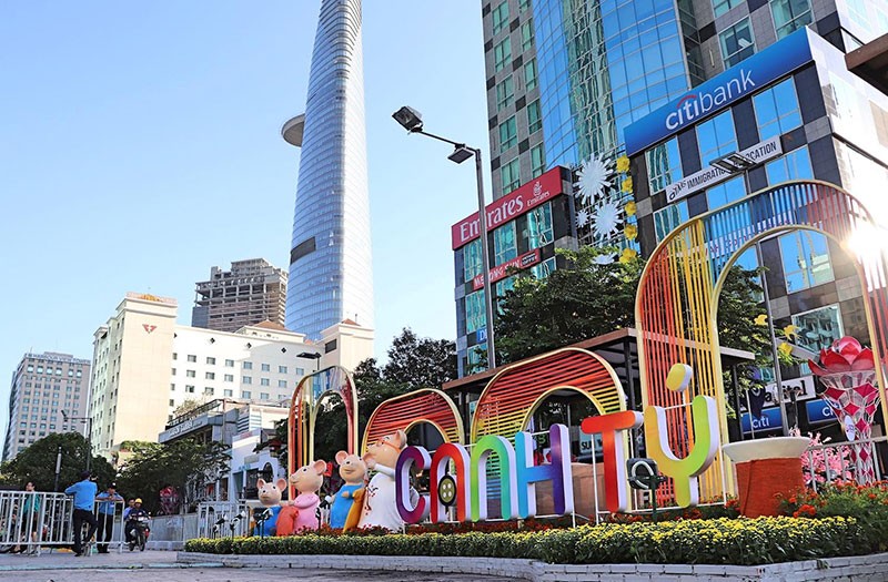 Tất bật hoàn thành đường hoa Nguyễn Huệ 2020 ảnh 6