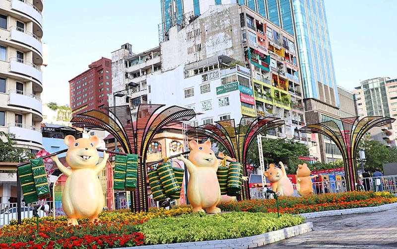 Tất bật hoàn thành đường hoa Nguyễn Huệ 2020 ảnh 9