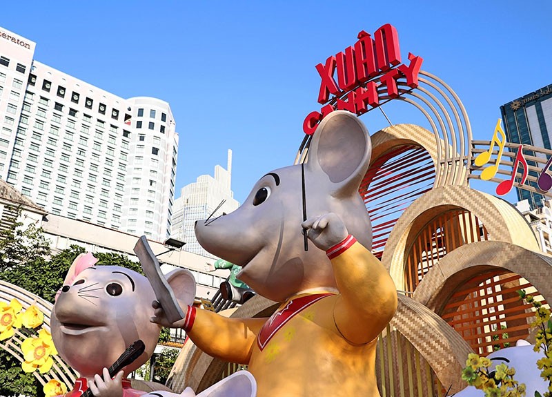 Tất bật hoàn thành đường hoa Nguyễn Huệ 2020 ảnh 10