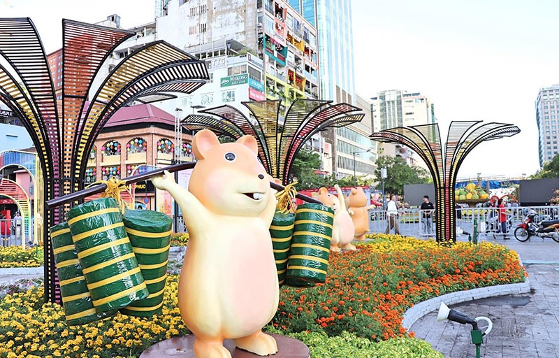 Tất bật hoàn thành đường hoa Nguyễn Huệ 2020 ảnh 11