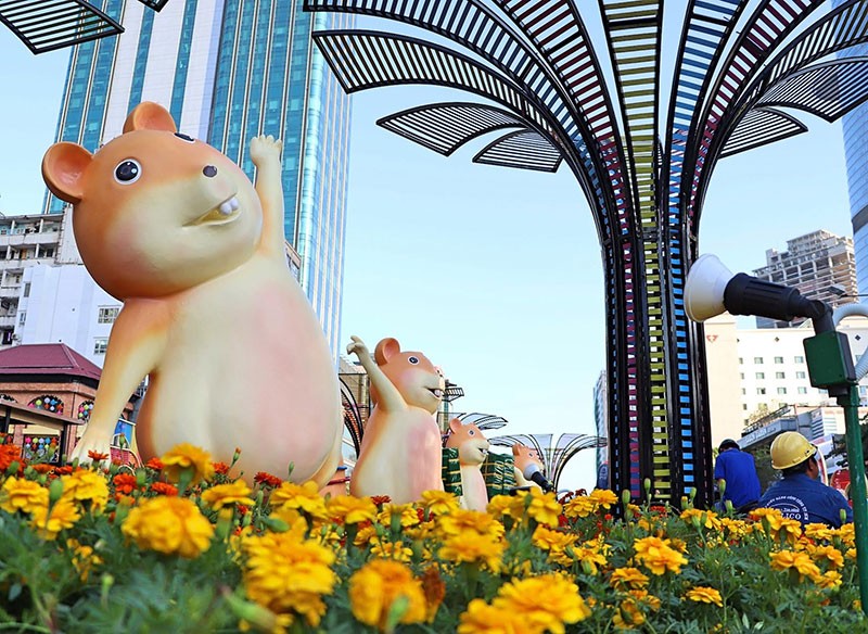 Tất bật hoàn thành đường hoa Nguyễn Huệ 2020 ảnh 12