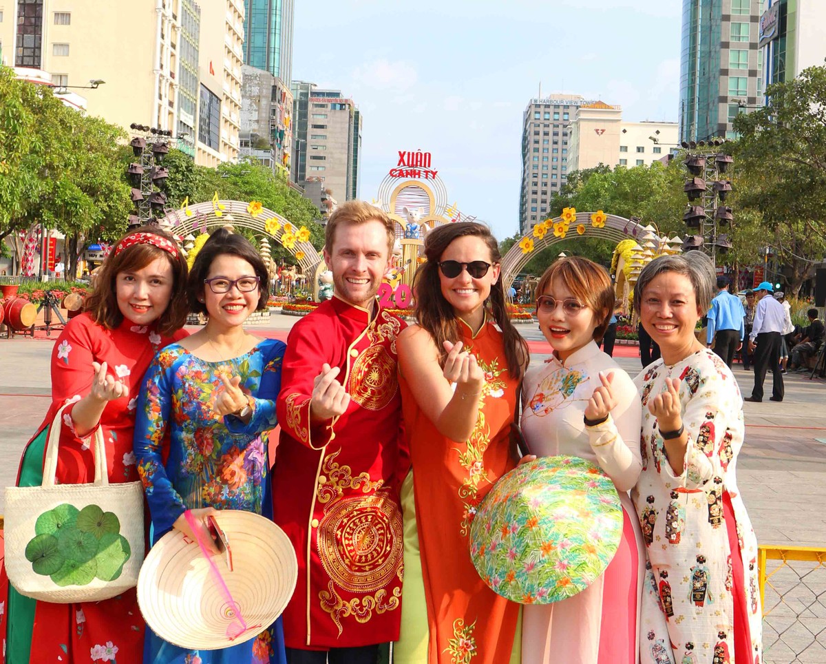 Xuân Canh Tý: Đường hoa Nguyễn Huệ rực rỡ ngày đón khách du Xuân ảnh 2