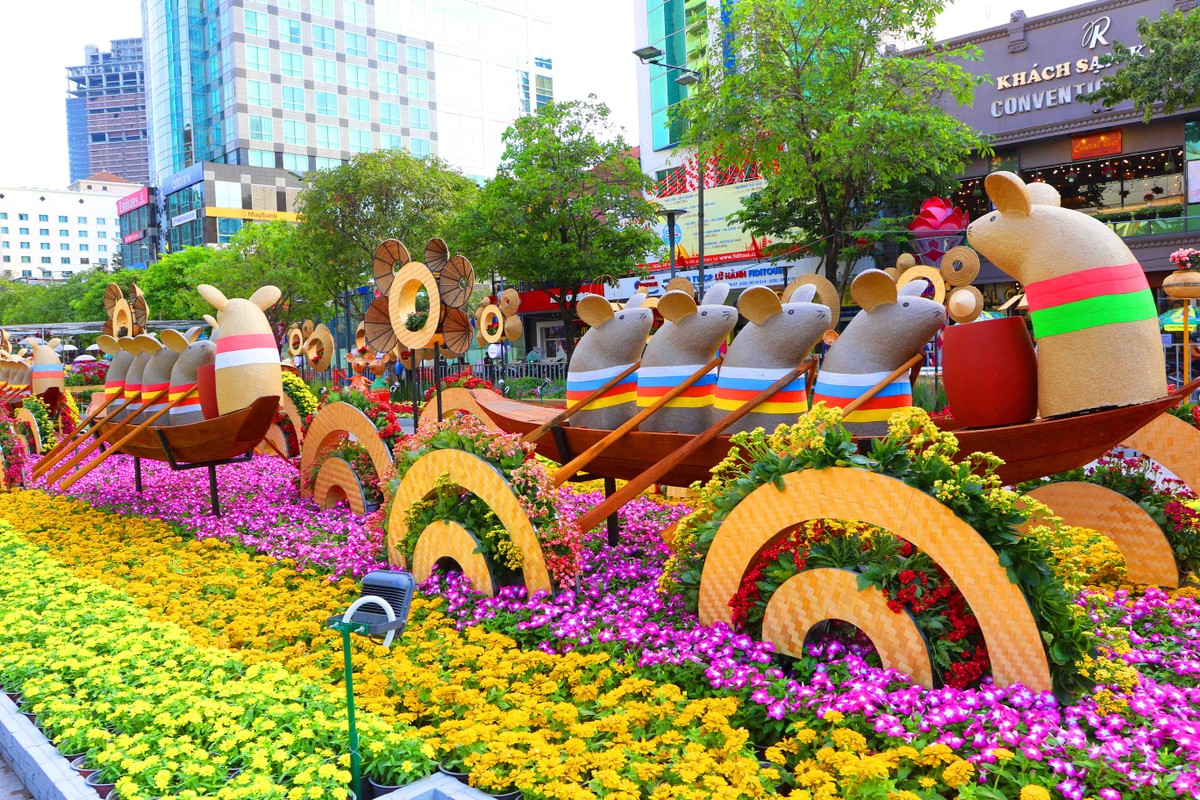 Xuân Canh Tý: Đường hoa Nguyễn Huệ rực rỡ ngày đón khách du Xuân ảnh 4