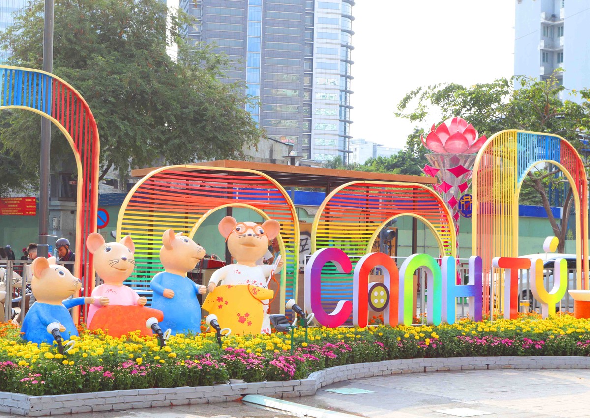 Xuân Canh Tý: Đường hoa Nguyễn Huệ rực rỡ ngày đón khách du Xuân ảnh 5