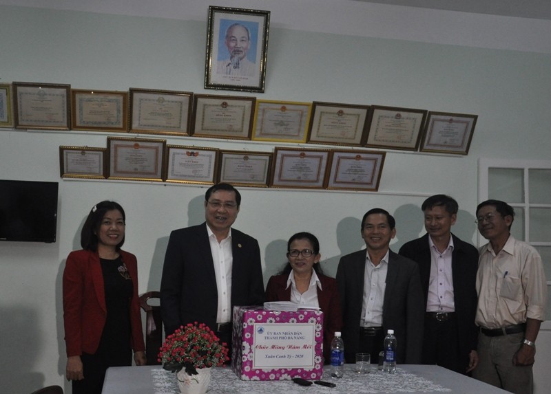 Đêm giao thừa, lãnh đạo thành phố Đà Nẵng tặng quà cho trẻ mồ côi ảnh 1