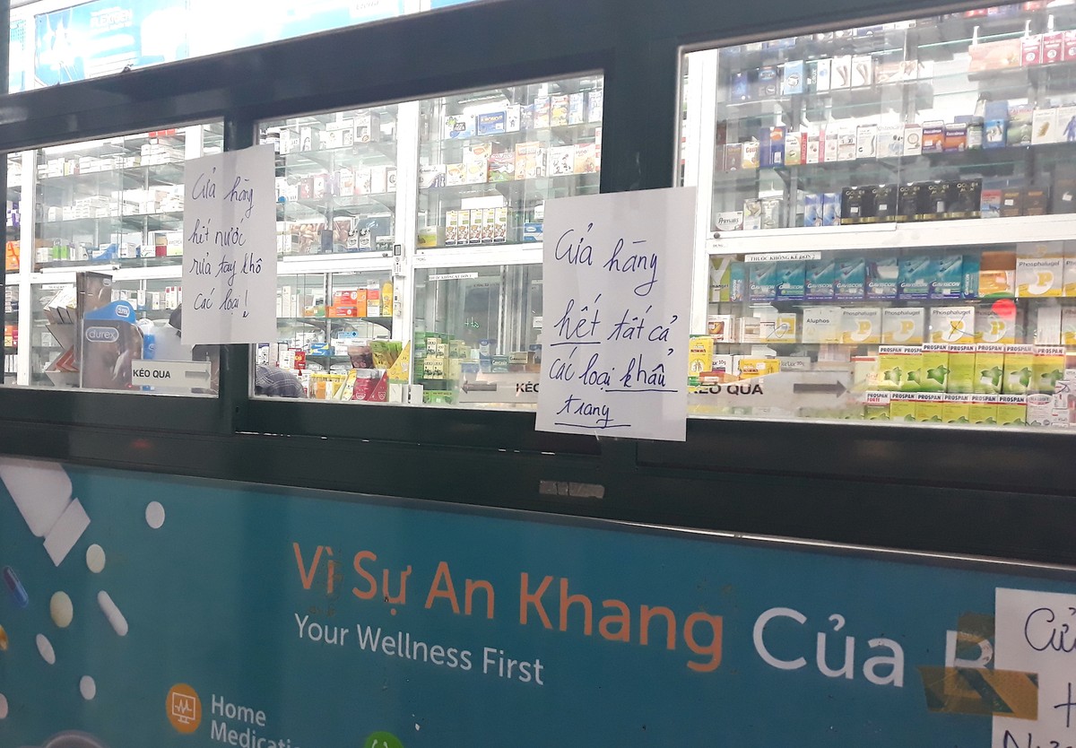 “Cháy” hàng, nhà thuốc “hét” giá 90.000 đồng/khẩu trang ảnh 1