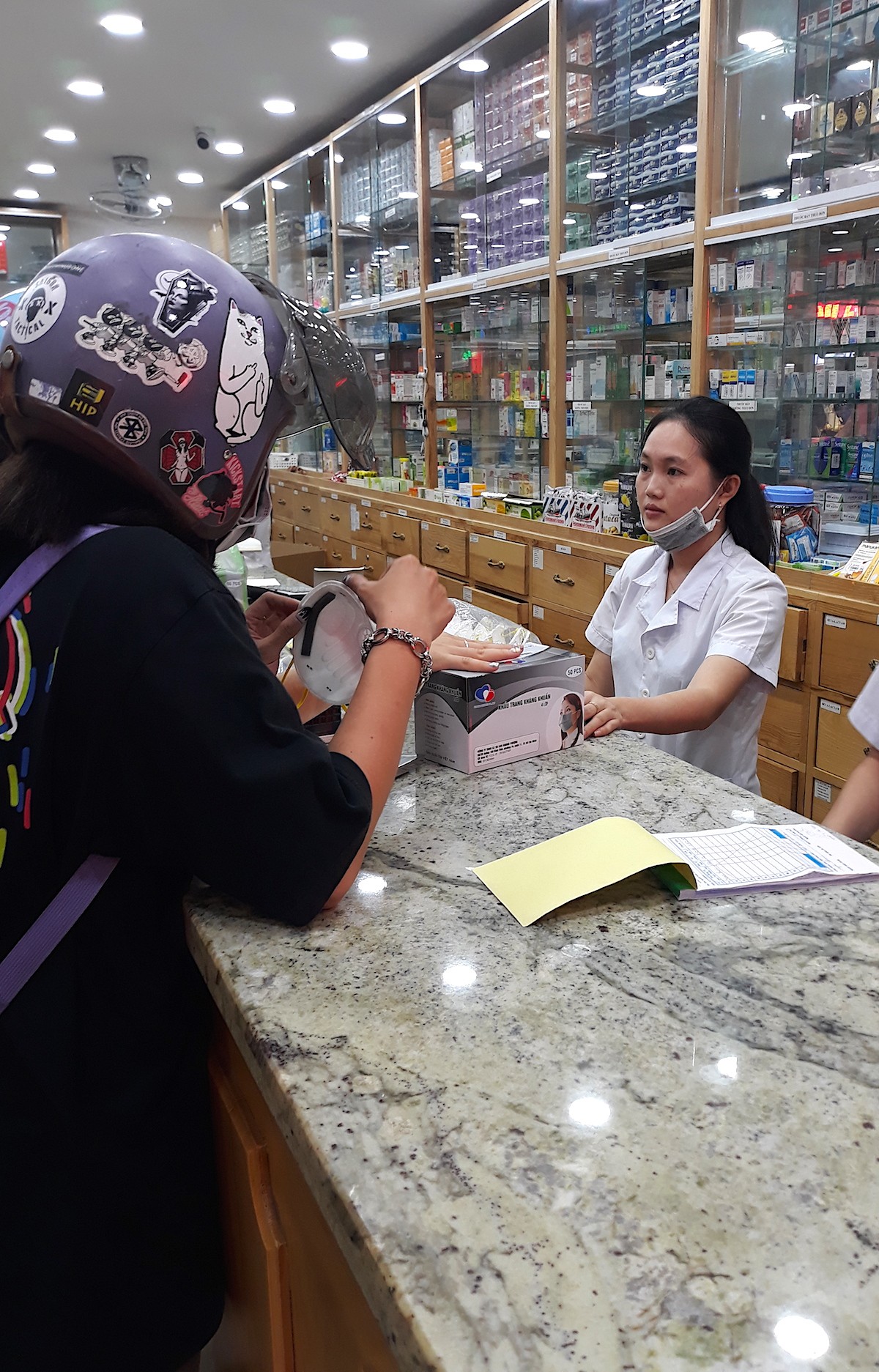 “Cháy” hàng, nhà thuốc “hét” giá 90.000 đồng/khẩu trang ảnh 4