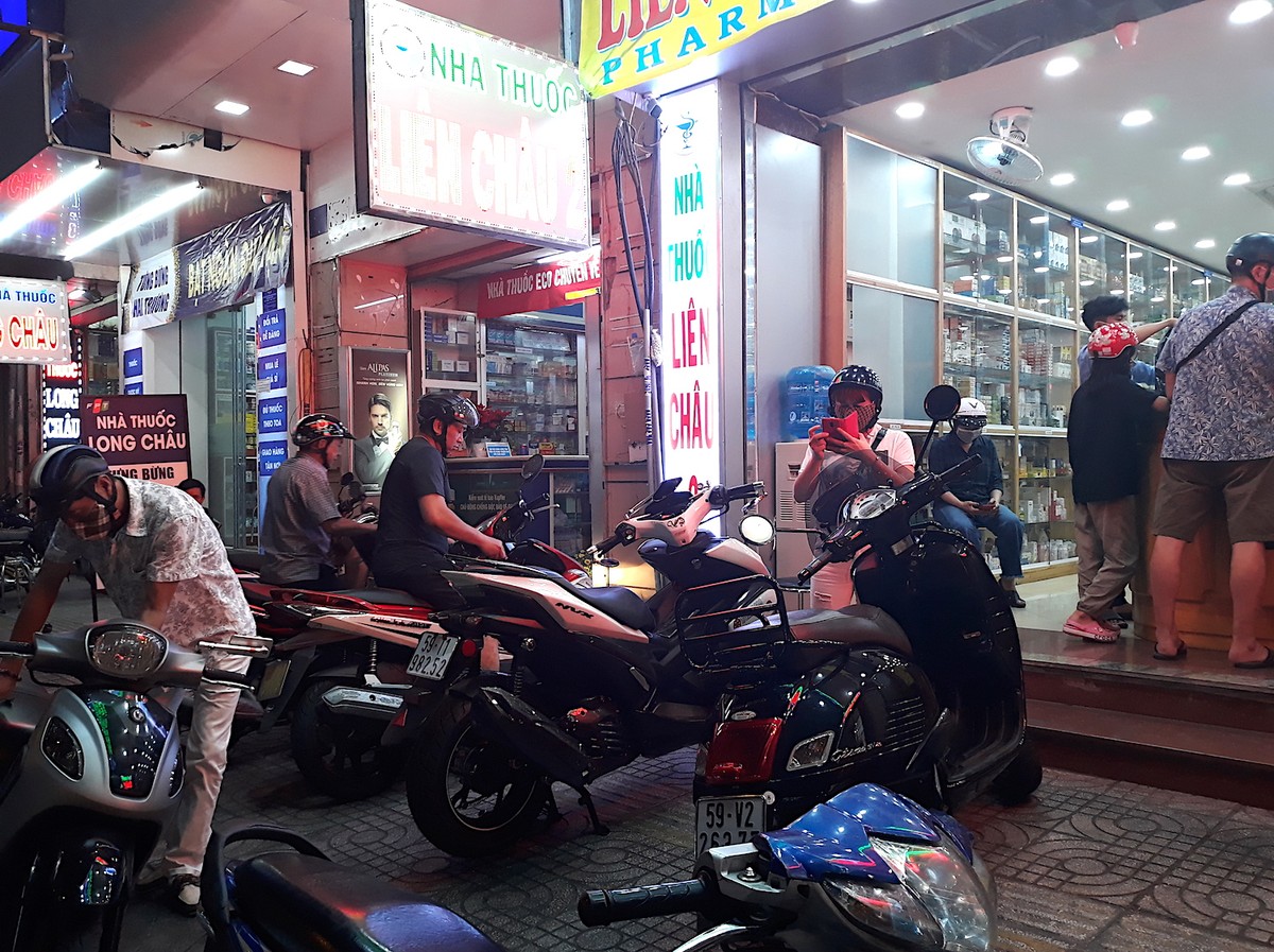 “Cháy” hàng, nhà thuốc “hét” giá 90.000 đồng/khẩu trang ảnh 6