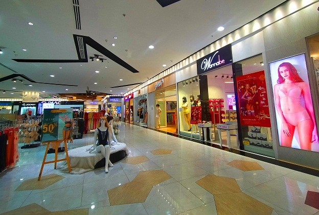 Ảnh hưởng virus corona: Trung tâm thương mại tại TP.HCM vắng như chợ chiều ảnh 2