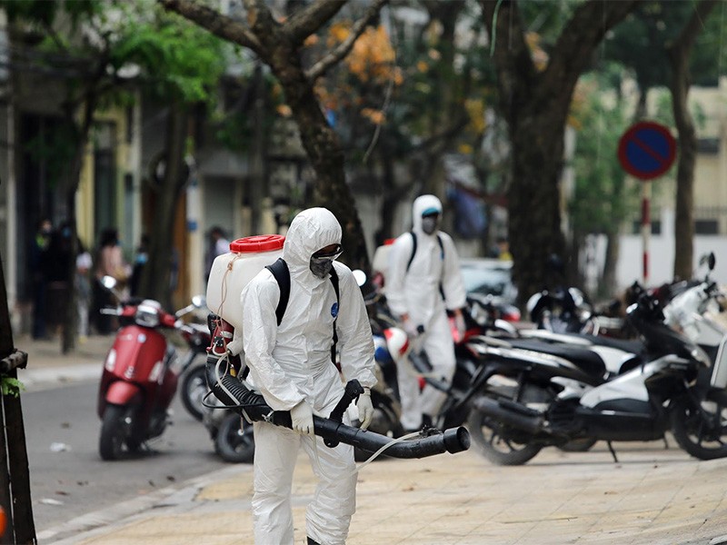 Nhịp sống Hà Nội ngày đầu ghi nhận ca dương tính với Covid-19 ảnh 1