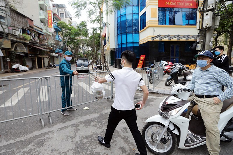 Nhịp sống Hà Nội ngày đầu ghi nhận ca dương tính với Covid-19 ảnh 2