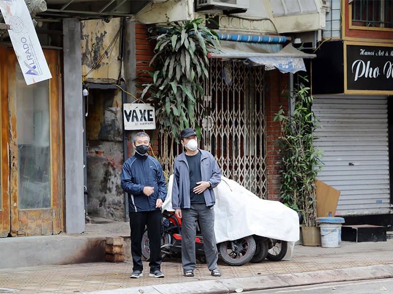 Nhịp sống Hà Nội ngày đầu ghi nhận ca dương tính với Covid-19 ảnh 3