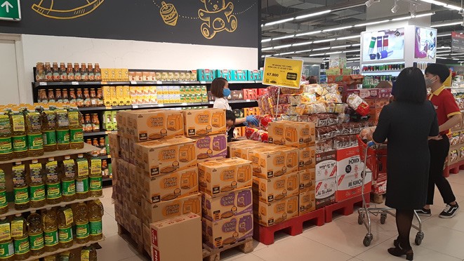 Lương thực, thực phẩm đầy ắp kệ siêu thị, người dân thoải mái mua sắm ảnh 3