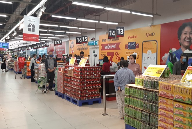 Lương thực, thực phẩm đầy ắp kệ siêu thị, người dân thoải mái mua sắm ảnh 4